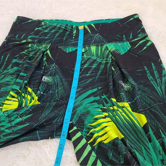 Fabletics Green Forest Floral Print Capri Workout Leggings Women's Small - Picture 6 of 12